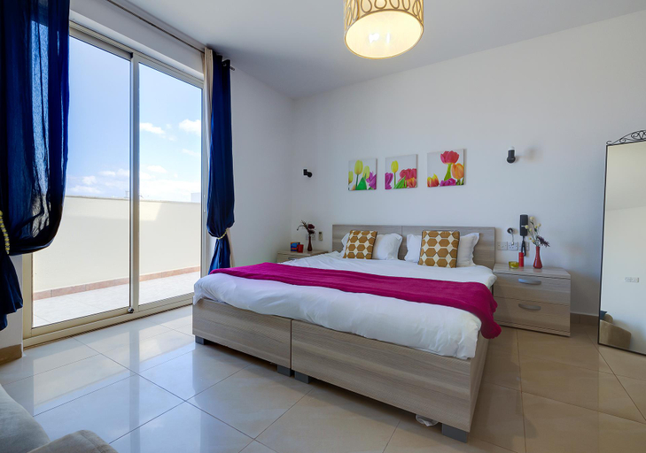Bedroom 2, Cosy 1BR Penthouse close to the Promenade