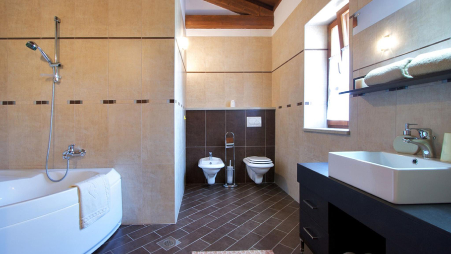 Bathroom 3, Villa Kringa by Villas Guide, Tinjan