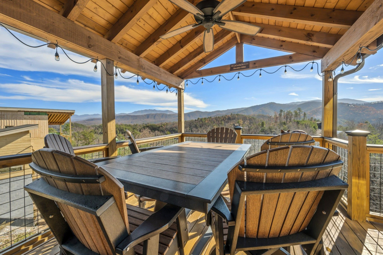 Outdoor dining, Thunder Bear Ridge 3 Bedroom Cabin, Sevier