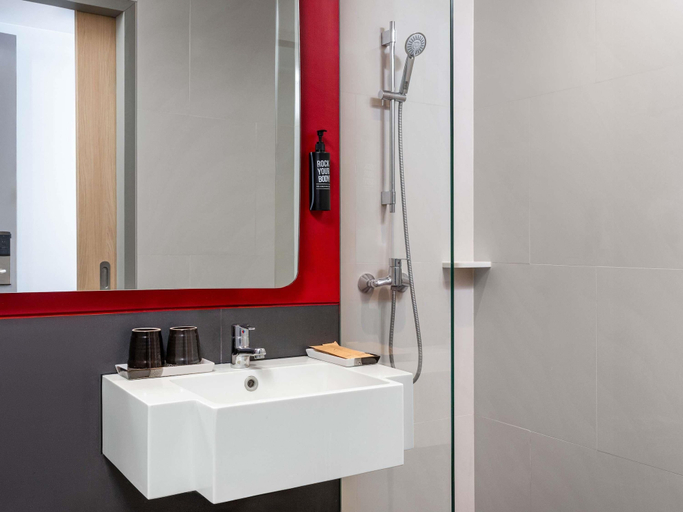 Bathroom 5, Ibis Bangkok Sukhumvit 24, Khlong Toey