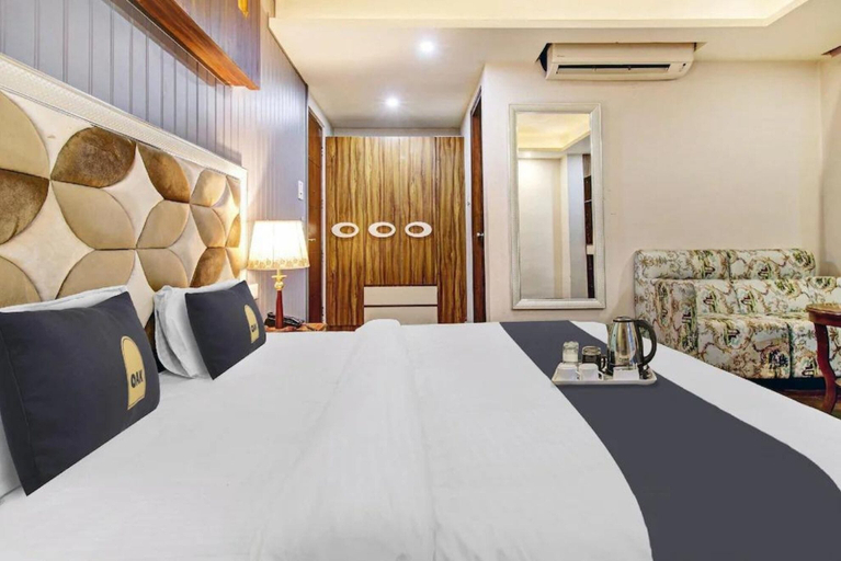 Room 2, Royal Saffron by Stay Pattern- City Center, Srinagar