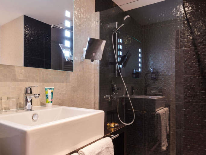 Bathroom 5, ibis Styles Nantes Saint Herblain, Loire-Atlantique