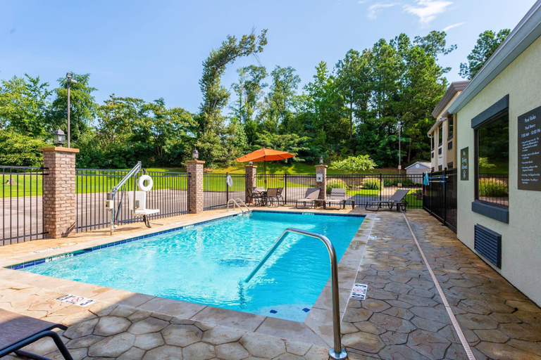 Sport & Beauty 1, Comfort Inn Tupelo Central, Lee