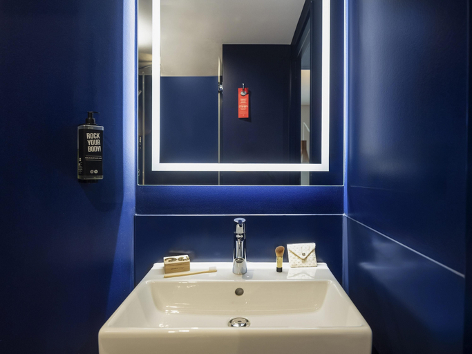 Bathroom 3, ibis Paris Gare Montparnasse Catalogne, Paris