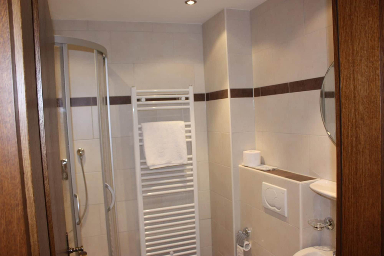 Bathroom 5, Gasthaus Aiplspitz, Miesbach