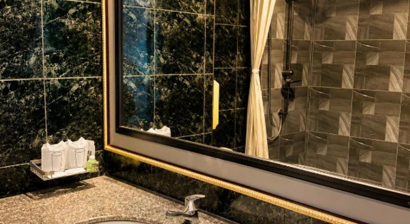 Bathroom 4, Beverly Hill Park Hotel, Muang Nakhon Sawan