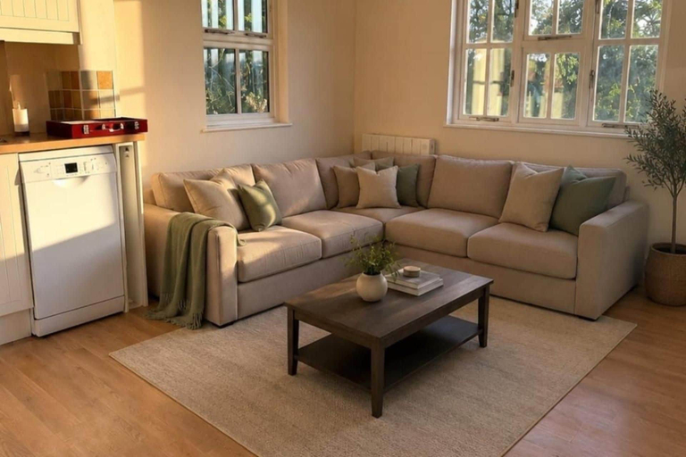 Living area 2, Luxury Cottage Escape Sleeps 4 With Hot Tub & Pool, London