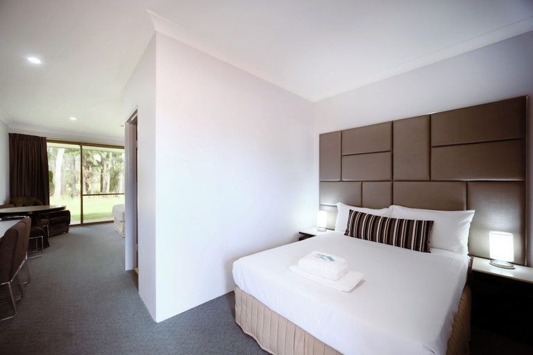 Bedroom 4, Island Palms Motor Inn, Great Lakes