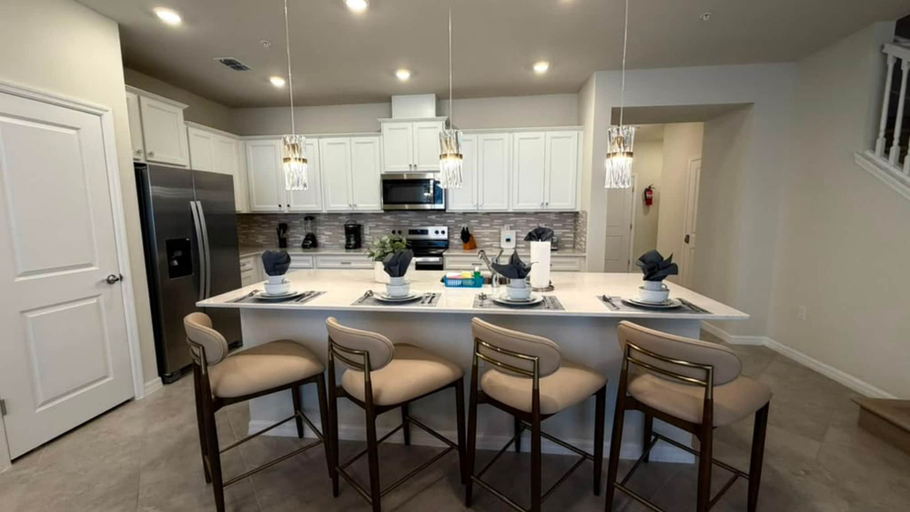 Room 3, Brand New Modern 5BR With Pool Game Room 16212, Lake
