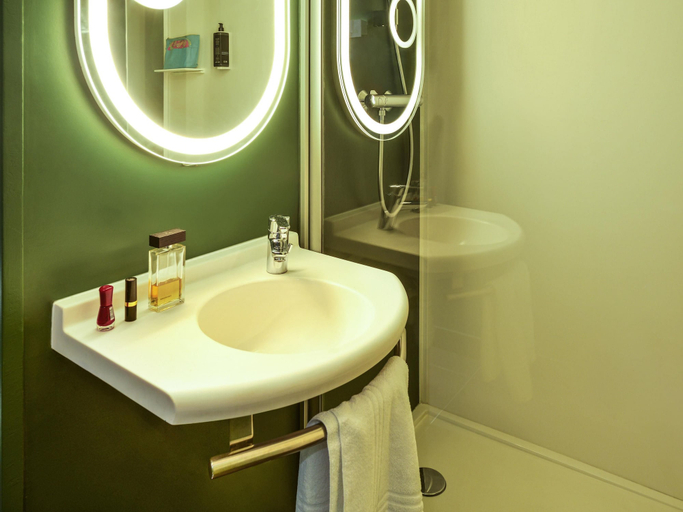 Bathroom 4, Ibis Annecy Cran Gevrier Hotel, Haute-Savoie