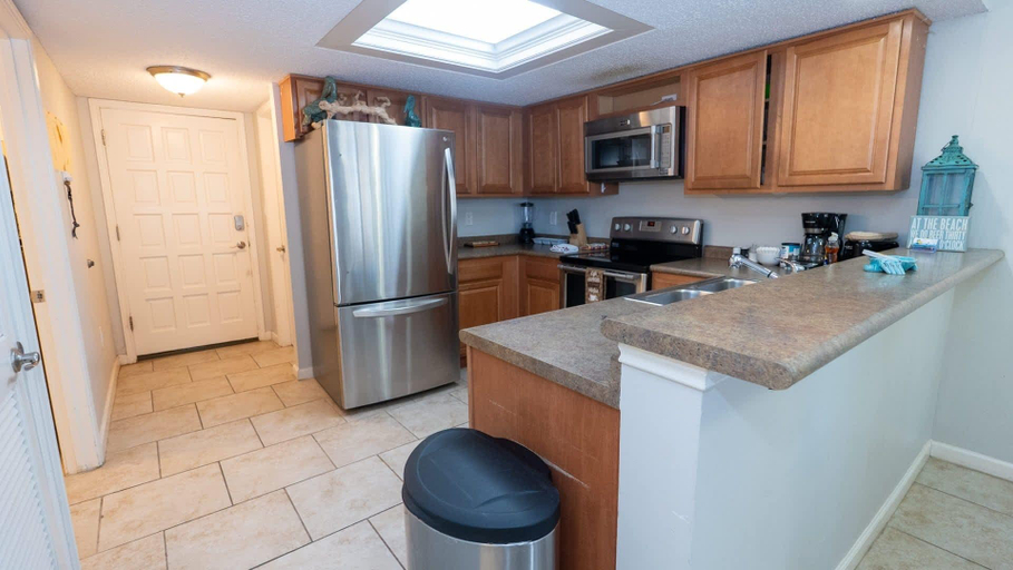 Private kitchen 4, 2br Half Block To Beach, Garage, Heated Pool 2 Bedroom Apts, Cameron