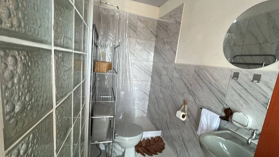 Bathroom 2, Airbnb Puebla Libre - vitabella, Lima