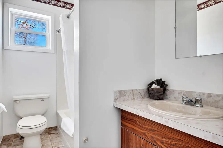Bathroom, The Inn of Lake George, Warren