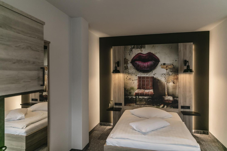Bedroom 5, Alexxanders Restaurant & Bordinghouse, Chemnitz