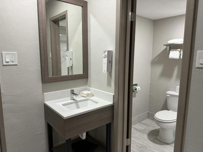 Bathroom 2, Red Roof Inn Sherman, Grayson