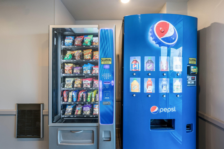Food & Drinks, WoodSpring Suites Gurnee - Chicago, Lake