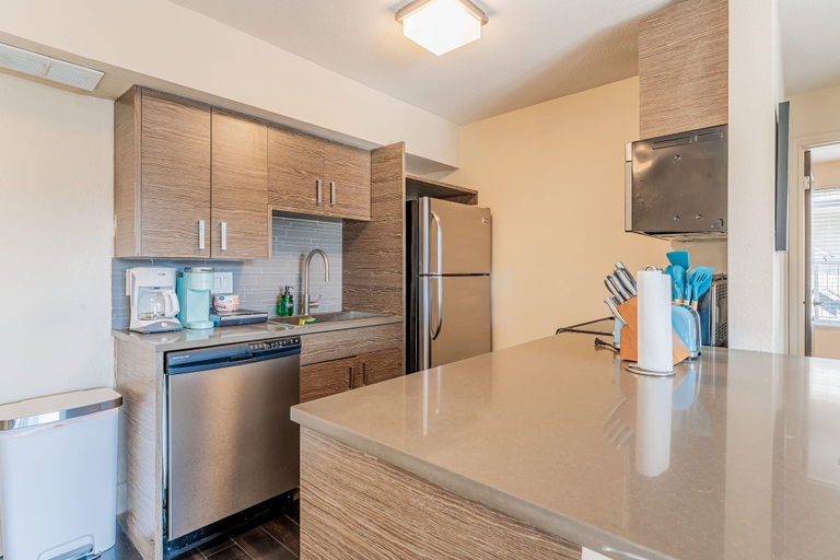 Room 2, Peaceful 2BR King Beds Suite Next to DT w Pool, Travis