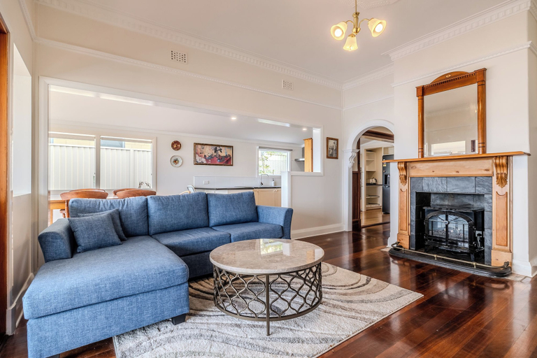 Living area 5, Blue Horizon by The BNB Collection, Albany