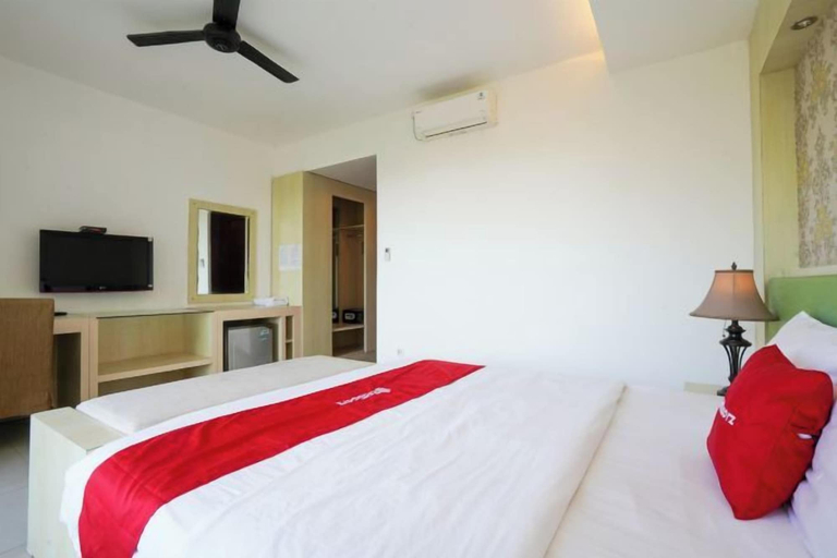 Room 4, RedDoorz @ First Homestay Bypass Kuta, Badung