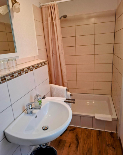 Bathroom 5, Gastehaus Stolzenberg, Hochsauerlandkreis