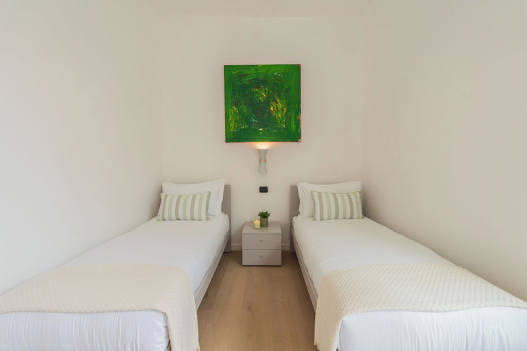 Room 2, Duomo View & Balconies by Rent All Como, Como