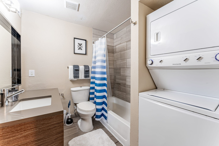 Room 3, Peaceful 2BR King Beds Suite Next to DT w Pool, Travis