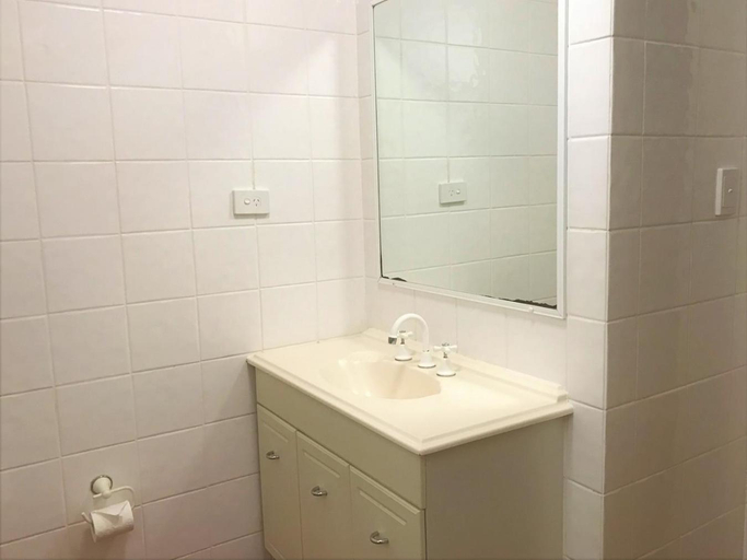 Bathroom 4, Koala Beach Resort, Cairns