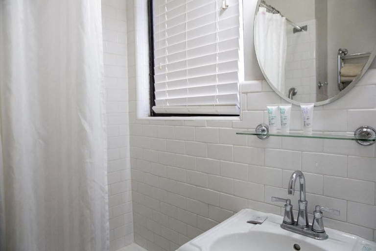 Bathroom 4, Hotel El Capitan, Culberson
