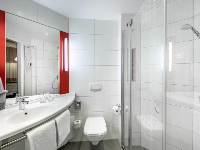 Bathroom 5, Ibis Landshut city, Landshut