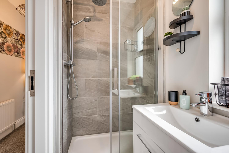 Bathroom 5, Central Belfast Apartments - Botanic Suites, Belfast