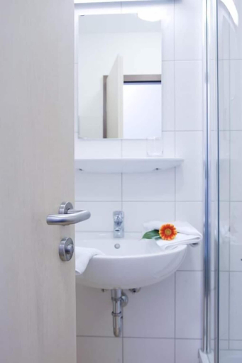 Bathroom 5, Hotel Berkheimer Hof, Esslingen