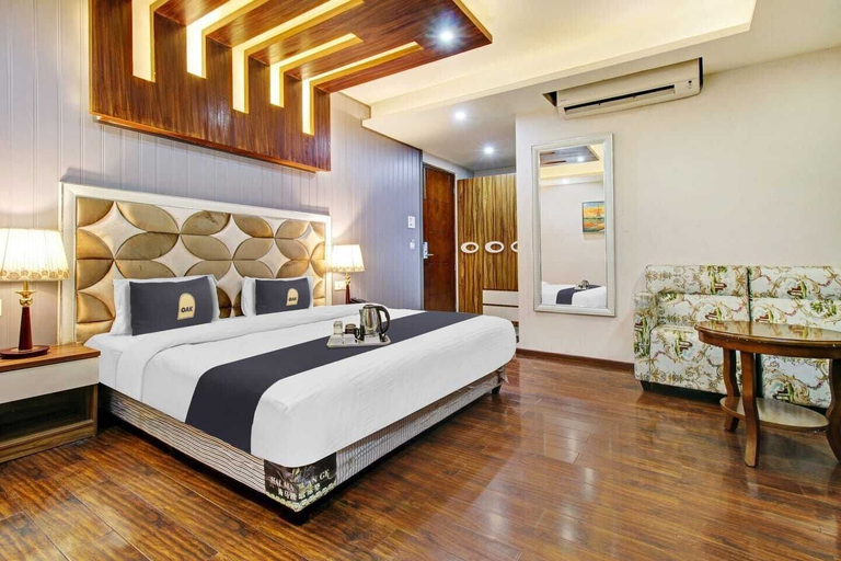 Room 5, Royal Saffron by Stay Pattern- City Center, Srinagar