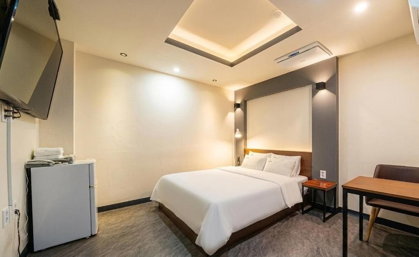 Room 4, Daily Motel, Jung