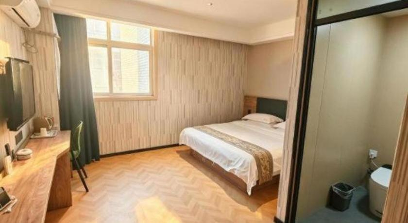 Bedroom 2, Shell Xinxiang Weibin District Railway Station Department Store  Hotel, Xinxiang