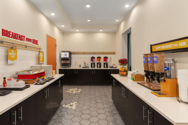 Food & Drinks 5, Hampton Inn by Hilton Calgary Airport North, Division No. 6