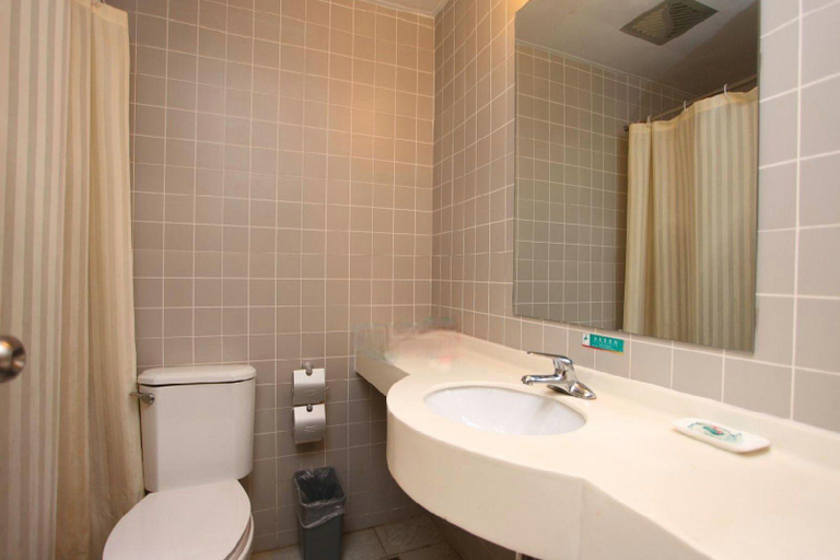 Bathroom, Jinjiang Inn Yancheng Xiangshui Huanghe Road, Yancheng