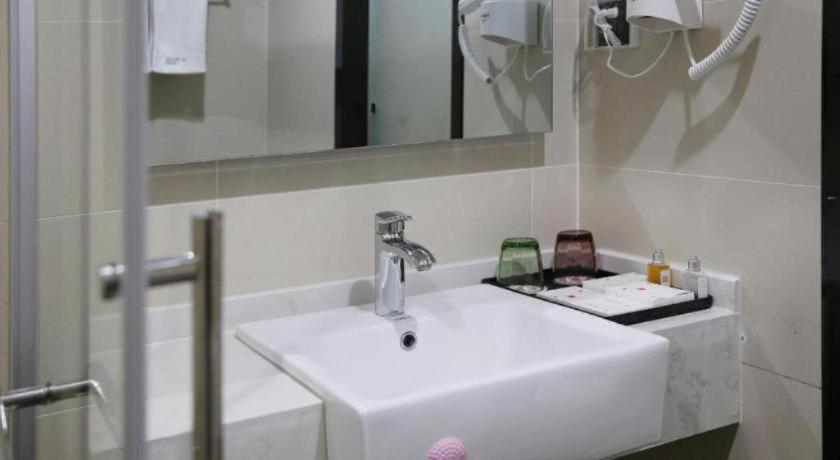 Bathroom 2, Thank Inn Plus Jiangsu Taizhou Renmin Hospital, Taizhou