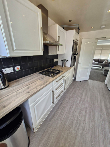 Private kitchen, Cosy 3-bed Home Close to City and Shops, Coventry