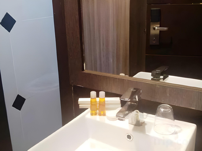 Bathroom, Royal Global Hotel, Palangkaraya
