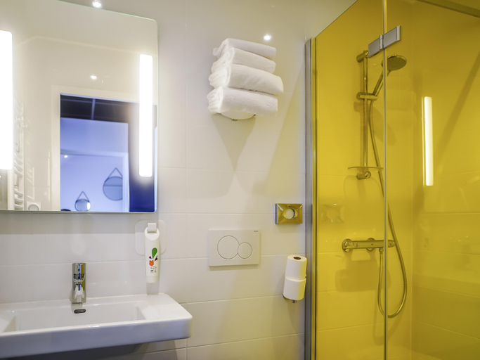 Bathroom 5, ibis Styles Saumur Gare Centre, Maine-et-Loire