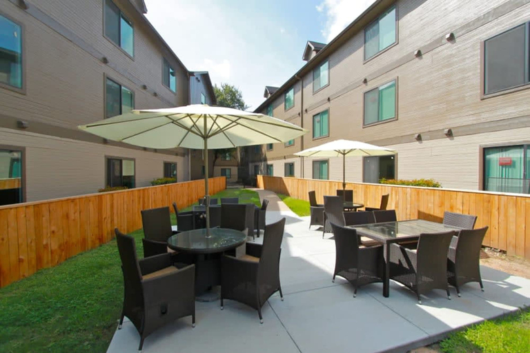 Room 3, Spacious 1BR Close to Downtown w Fast Wifi w Pool, Travis