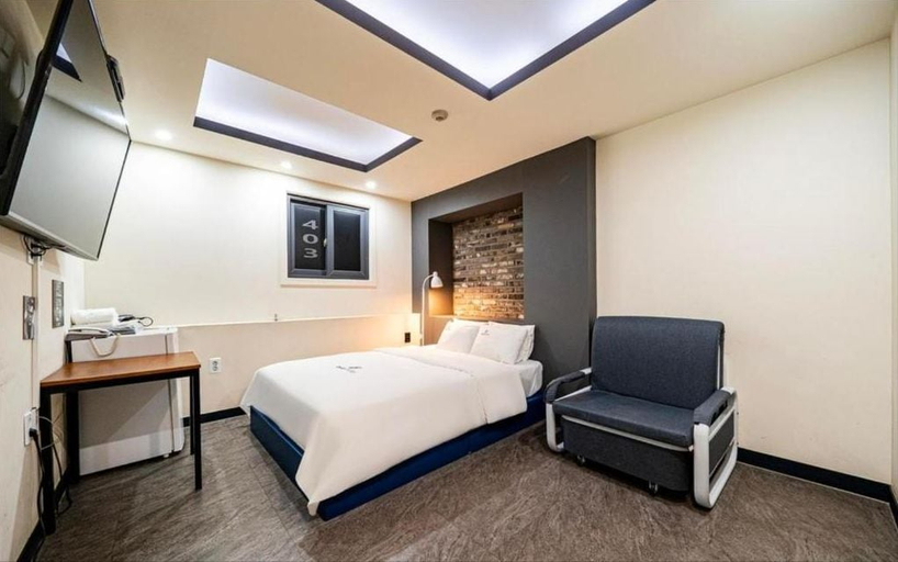 Room 3, Daily Motel, Jung