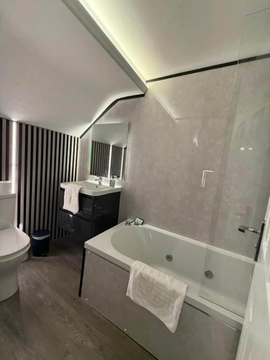 Bathroom 3, The Elder Grove Hotel Epsom, Surrey