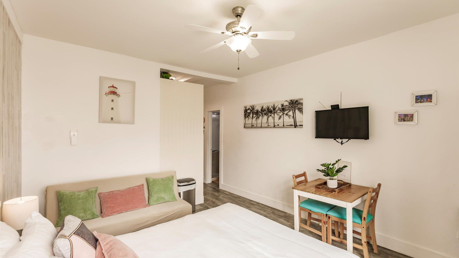 Interior 2, Seaside Stay- 1 Block From Beach With Pool, Miami-Dade