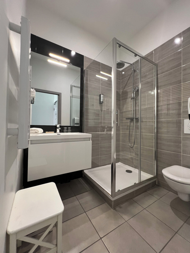 Bathroom 4, Hotel Le Biarritz - Vichy, Allier