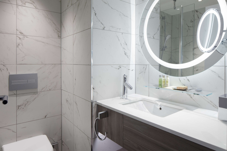 Bathroom 4, Doubletree by Hilton Bath, Bath and North East Somerset