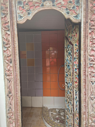Bathroom 2, Gite et meubles du Tour du monde, Païta