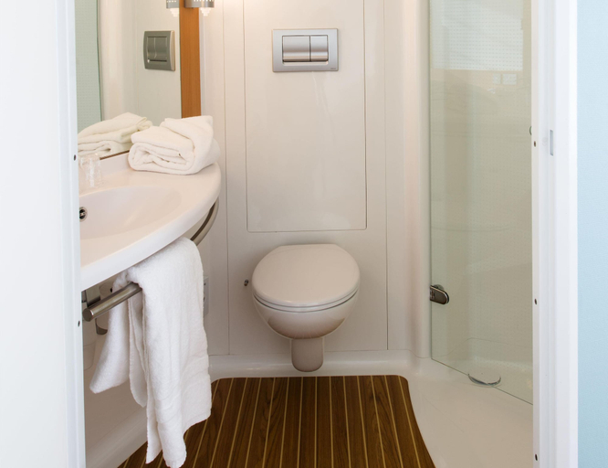 Bathroom 5, ibis Edinburgh Centre South Bridge - Royal Mile, Edinburgh