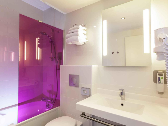 Bathroom 5, ibis Styles Saumur Gare Centre, Maine-et-Loire