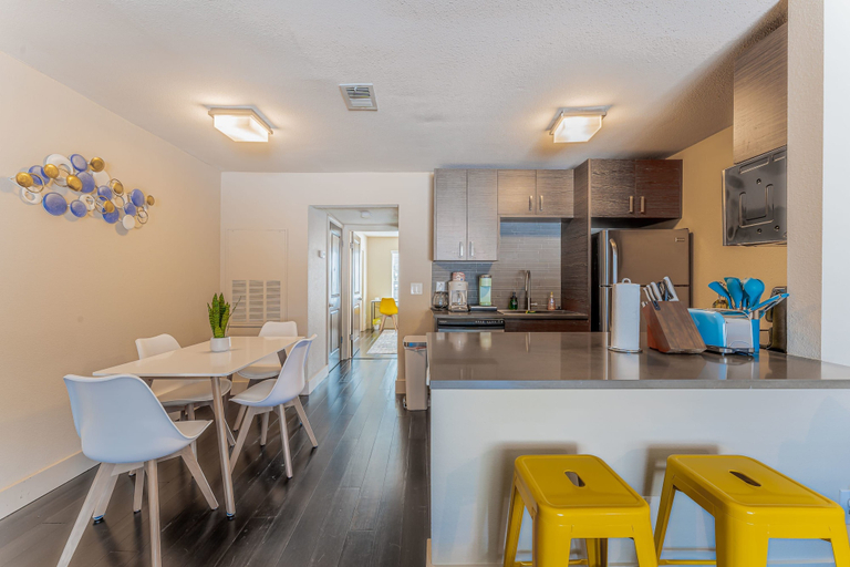Room 4, Spacious 1BR Close to Downtown w Fast Wifi w Pool, Travis